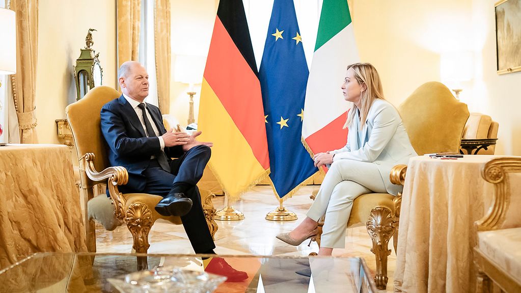 Bundeskanzler Olaf Scholz im Gespräch mit Giorgia Meloni, Italiens Ministerpräsidentin.