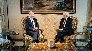 Bundeskanzler Olaf Scholz im Gespräch mit Sergio Mattarella, Italiens Präsident.
