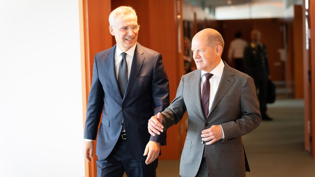 Bundeskanzler Scholz und NATO-Generalsekretär Stoltenberg unterhalten sich im Kanzleramt.