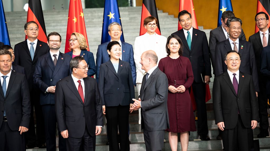 Bundeskanzler Olaf Scholz beim Familienfoto der 7. Deutsch-Chinesischen Regierungskonsultationen.