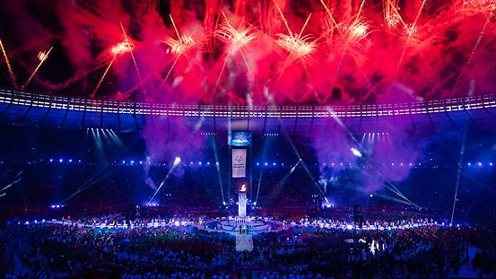 Ein Feuerwerk bei der Eröffnungsfeier von den Special Olympics World Games 2023 im Olympiastadion in Berlin