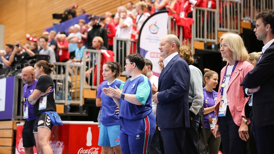 Der Bundeskanzler Olaf Scholz schaut bei einem Handballspiel bei den Special Olympics World Games zu. 
