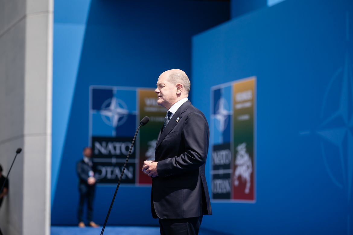 Bundeskanzler Scholz bei einem Pressestatement zu Beginn des NATO-Gipfels in Vilnius.