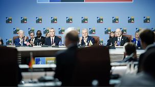 Die NATO-Partner während einer Arbeitssitzung des Gipfels.