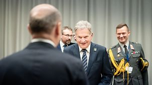 Bundeskanzler Scholz im Gespräch mit dem finnischen Präsidenten Pauli Siinistö.