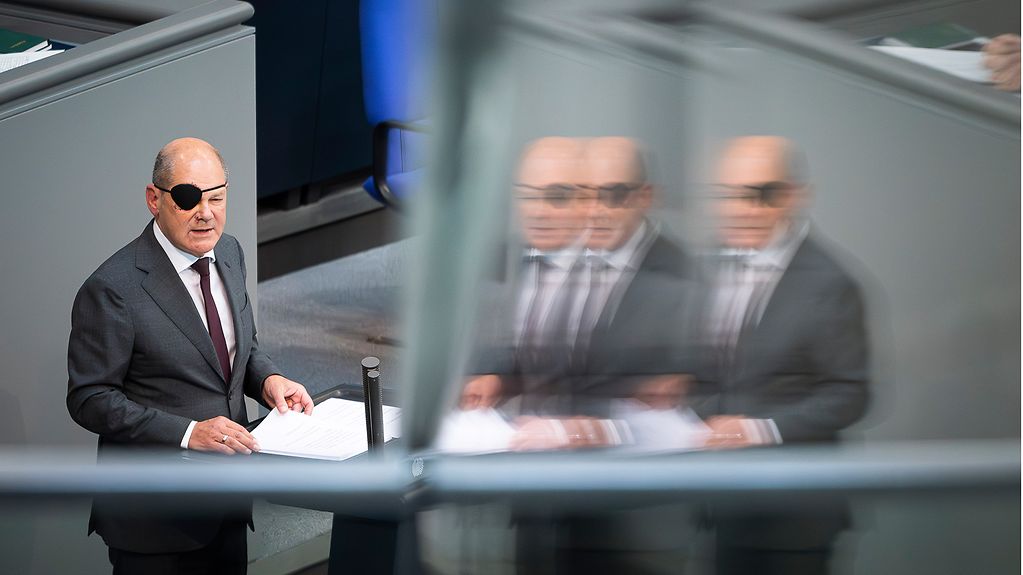 Federal Chancellor Scholz (wearing an eye patch) during a speech on the 2024 budget in the Bundestag.
