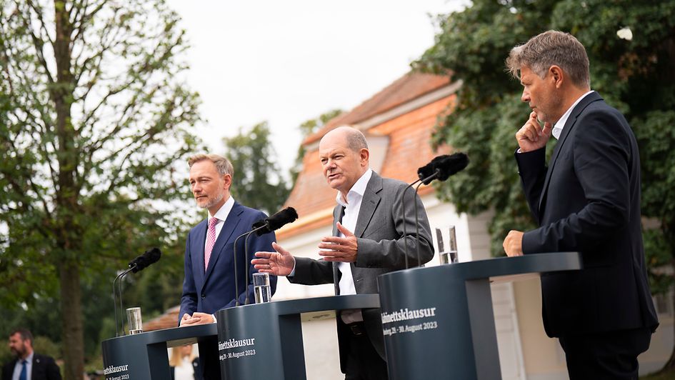 Christian Lindner, Olaf Scholz und Robert Habeck sprechen vor der Presse über das Treffen im Schloss Meseberg.