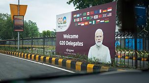Plakat für den G20-Gipfel am Straßenrand.