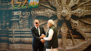 Bundeskanzler Olaf Scholz wid von Narendra Modi, Indiens Premierminister, zum G20-Gipfel.begrüßt.