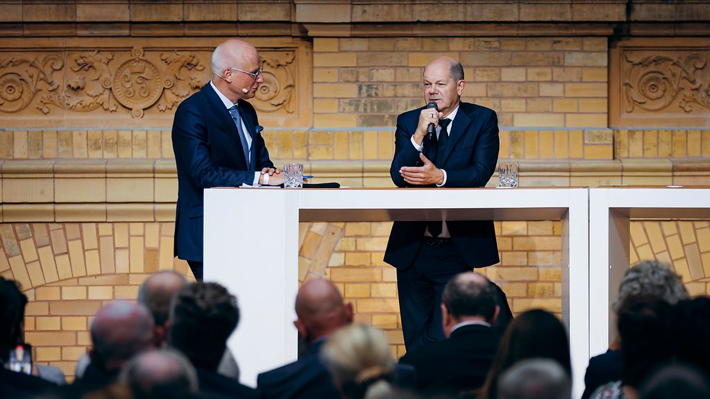 Bundeskanzler Olaf Scholz bei einem Podiumsgespräch bei der Jubiläumsveranstaltung des Markenverbandes.