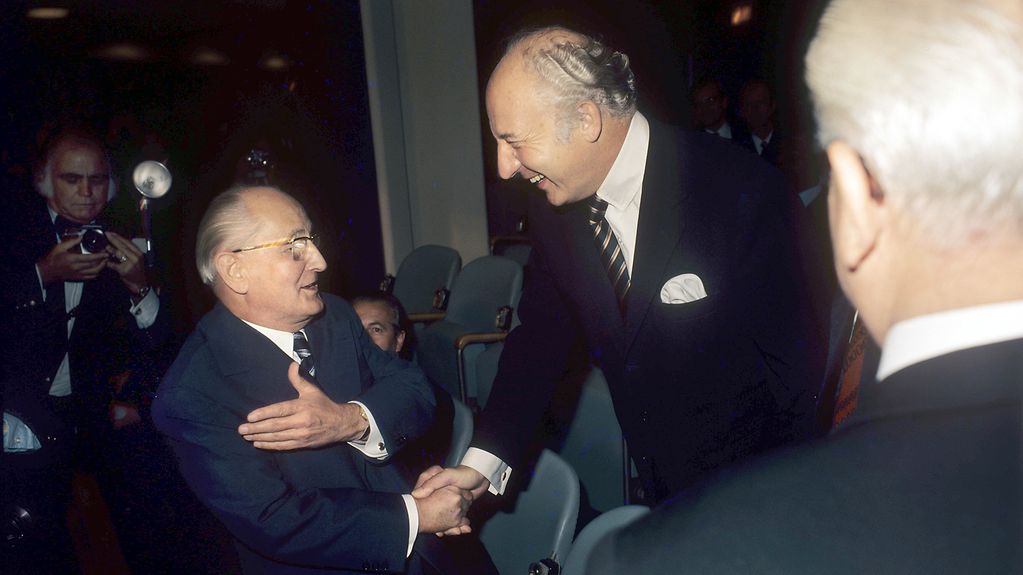 Händedruck zwischen dem Außenminister der DDR Otto Winzer (links) und dem Außenminister der Bundesrepublik Deutschland Walter Scheel. 