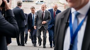 Bundeskanzler Scholz, Wirtschaftsminister Habeck und Bremens Bürgermeister Andreas Bovenschulte bei der Ankunft zur 13. Nationalen Maritimen Konferenz