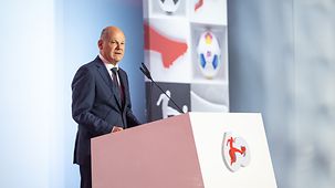 Bundeskanzler Scholz hält eine Rede anlässlich der Gala zum 60-jährigen Bestehen der Bundesliga.