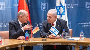 Bundeskanzler Olaf Scholz im Gespräch mit Benjamin Netanjahu, Israels Premierminister.