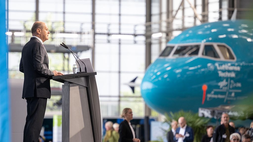 Bundeskanzler Olaf Scholz spricht auf der Nationalen Luftfahrtmesse in Hamburg.