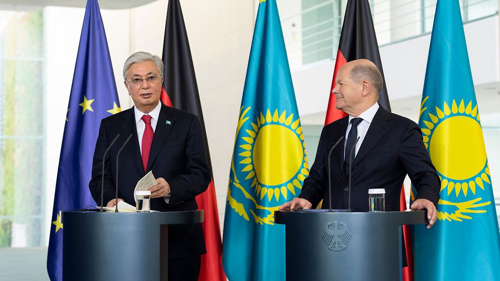 Bundeskanzler Olaf Scholz und Kassim-Schomart Tokajew, Präsident von Kasachstan, während einer Pressekonferenz im Bundeskanzleramt.