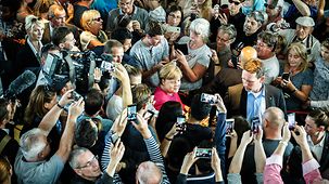 Bundeskanzlerin Angela Merkel führt beim Tag der offenen Tür durchs Kanzleramt.