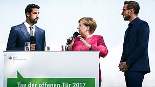 Bundeskanzlerin Angela Merkel im Gespräch mit Fußball-Nationalspieler Sami Khedira.