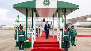 Bundeskanzler Olaf Scholz wird bei der Ankunft auf dem Flughafen in Nigeria mit militärischen Ehren begrüßt.