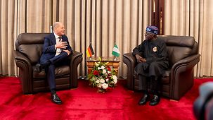 Bundeskanzler Olaf Scholz im Gespräch mit Bola Ahmed Tinubu, Präsident von Nigeria.