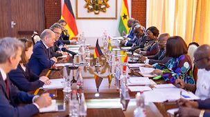 In Ghana traf der Bundeskanzler den Praesidenten von Ghana, Nana Akufo-Addo und sitzt mit Deligierten am Tisch.