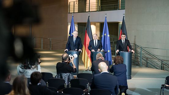 Federal Chancellor Scholz together with state premiers Rhein and Weil while issuing a statement to the press at the Chancellery.