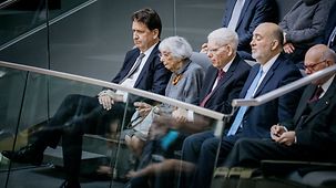 Margot Friedländer, Josef Schuster und Ron Prosor auf der Besuchertribüne im Bundestag.