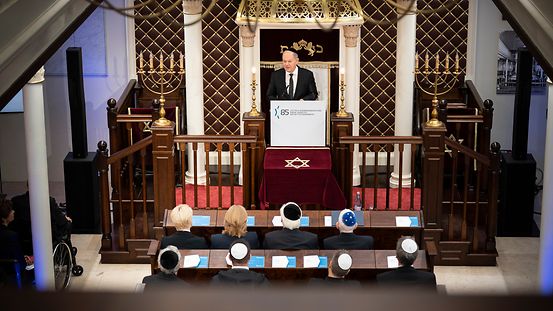 Federal Chancellor Olaf Scholz speaking in the synagogue.
