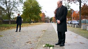 Federal Chancellor Olaf Scholz in silent remembrance at the “stumbling stones” for the Goslars.