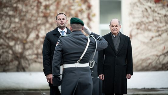 Bundeskanzler Olaf Scholz mit Robert Abela, Maltas Premierminister, im Bundeskanzleramt.