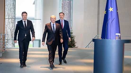 Bundeskanzler Olaf Scholz mit den Bundesministern Robert Habeck und Christian Lindner im Kanzleramt.