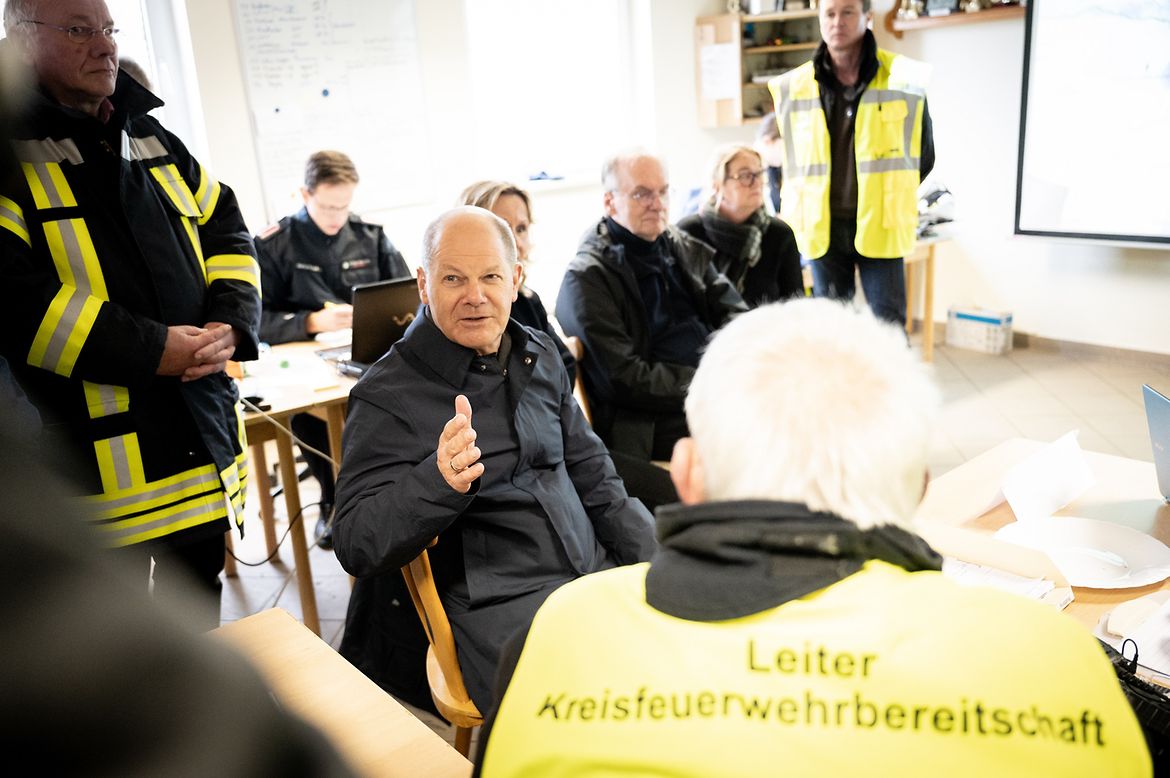 Bundeskanzler Olaf Scholz im Hubschrauber über dem Hochwassergebiet in Sachsen-Anhalt.