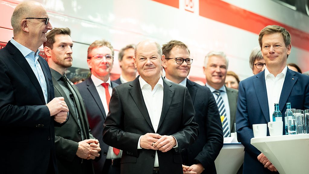 Bundeskanzler Olaf Scholz bei einer Rede im neuen DB-Fahrzeuginstandhaltungswerk für ICE-Züge in Cottbus.