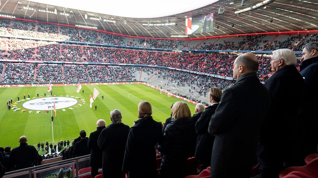 Bundeskanzler Olaf Scholz und Bundespräsident Frank-Walter Steinmeier bei der Trauerfeier für Franz Beckenbauer in der Allianz-Arena.
