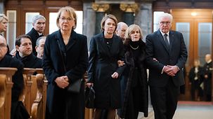 Bundespräsident Frank-Walter Steinmeier mit Ingeborg Schäuble anlässlich eines Trauergottesdienstes für Wolfgang Schäuble.