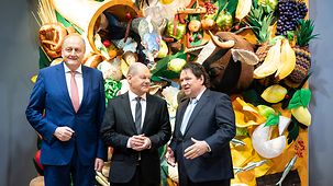 Joachim Rukwied und Christoph Minhoff begrüßen den Bundeskanzler auf einem Erlebnisbauernhof.