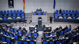 Emmanuel Macron, Frankreichs Präsident, beim Staatsakt für Wolfgang Schäuble im Bundestag.