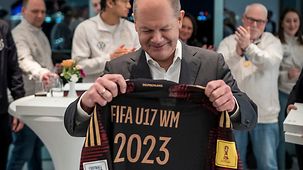 Bundeskanzler Olaf Scholz empfängt die U17-Junioren-Fußball-Nationalmeisterschaft im Bundeskanzleramt.