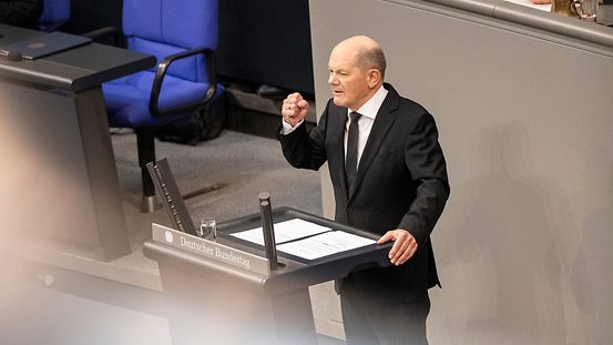 Bundeskanzler Olaf Scholz spricht bei der Generaldebatte zum Haushalt im Bundestag.