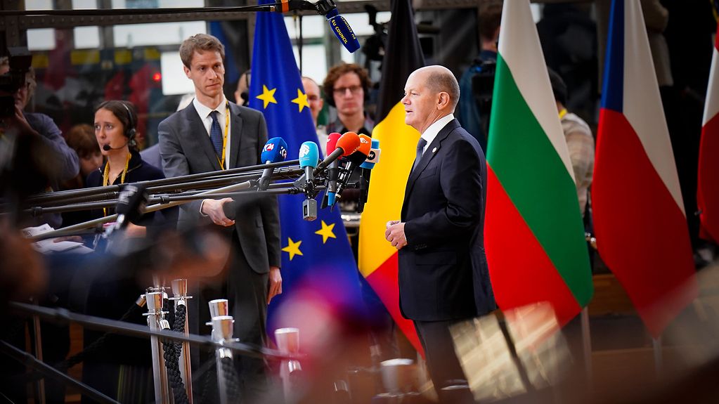 Federal Chancellor Scholz at microphones at the European Council meeting