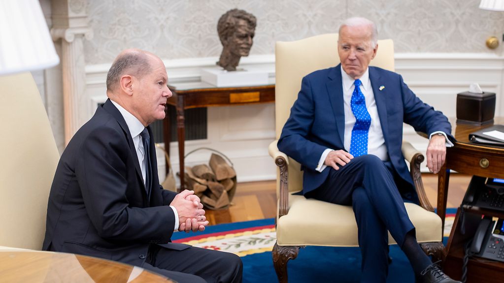 Bundeskanzler Scholz und US-Präsident Biden im Oval Office. 
