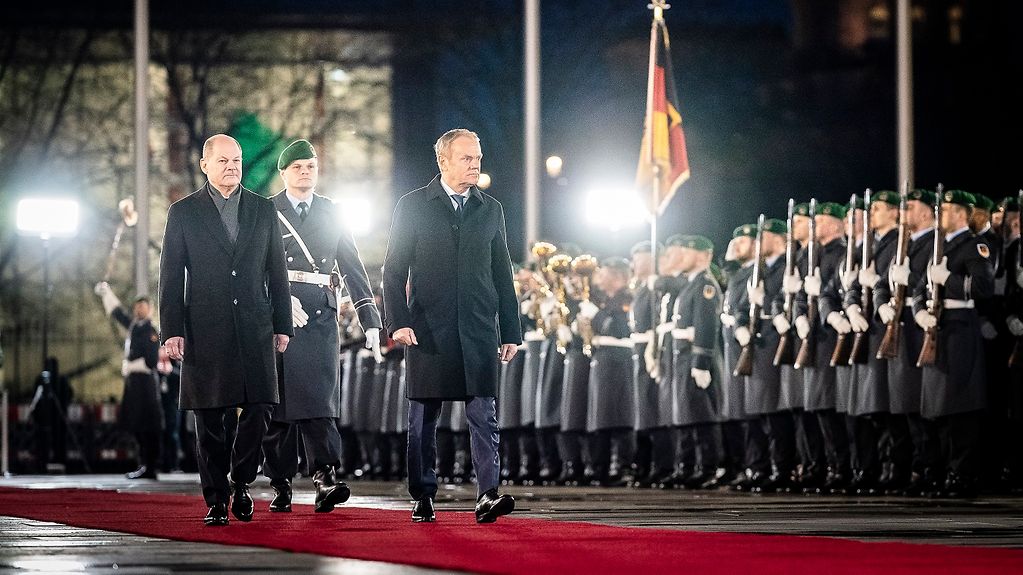 Bundeskanzler Scholz empfing den neuen polnischen Ministerpräsidenten Tusk mit militärischen Ehren.