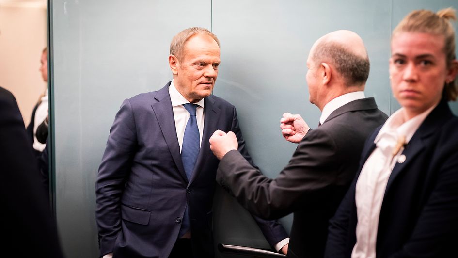 Bundeskanzler Olaf Scholz im Gespräch mit Donald Tusk, Polens Ministerpräsident.