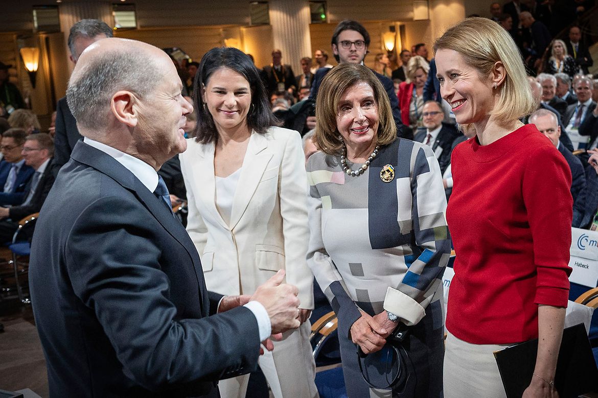 Bundeskanzler Olaf Scholz bei der Münchner Sicherheitskonferenz mit Annalena Baerbock, Bundesministerin des Auswärtigen, Nancy Pelosi und Kaja Kallas, Estlands Ministerpräsidentin. 