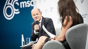 Bundeskanzler Olaf Scholz bei der Münchner Sicherheitskonferenz im Gespräch mit Journalistin Hadley Gamble.