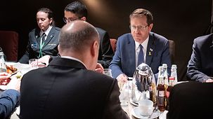 Bundeskanzler Olaf Scholz bei der Münchner Sicherheitskonferenz im Gespräch mit Itzchak Herzog, Israels Präsident.