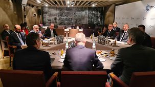 Bundeskanzler Olaf Scholz bei der Münchner Sicherheitskonferenz im Gespräch mit dem armenischen Premierminister Nikol Paschinjan und dem aserbaidschanischen Präsidenten Ilham Alijew