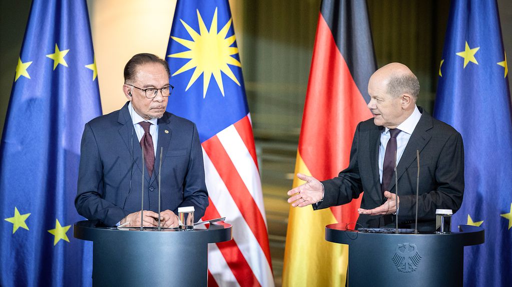 Bundeskanzler Scholz und Premierminister Anwar am Rednerpult.