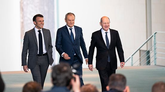 Bundeskanzler Olaf Scholz mit Emmanuel Macron, Frankreichs Präsident, und Donald Tusk, Polens Ministerpräsident, im Bundeskanzleramt.