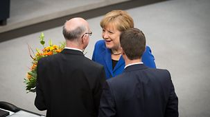 Bundeskanzlerin Angela Merkel gratuliert Norbert Lammert nach dessen Wiederwahl zum Bundestagspräsidenten.
